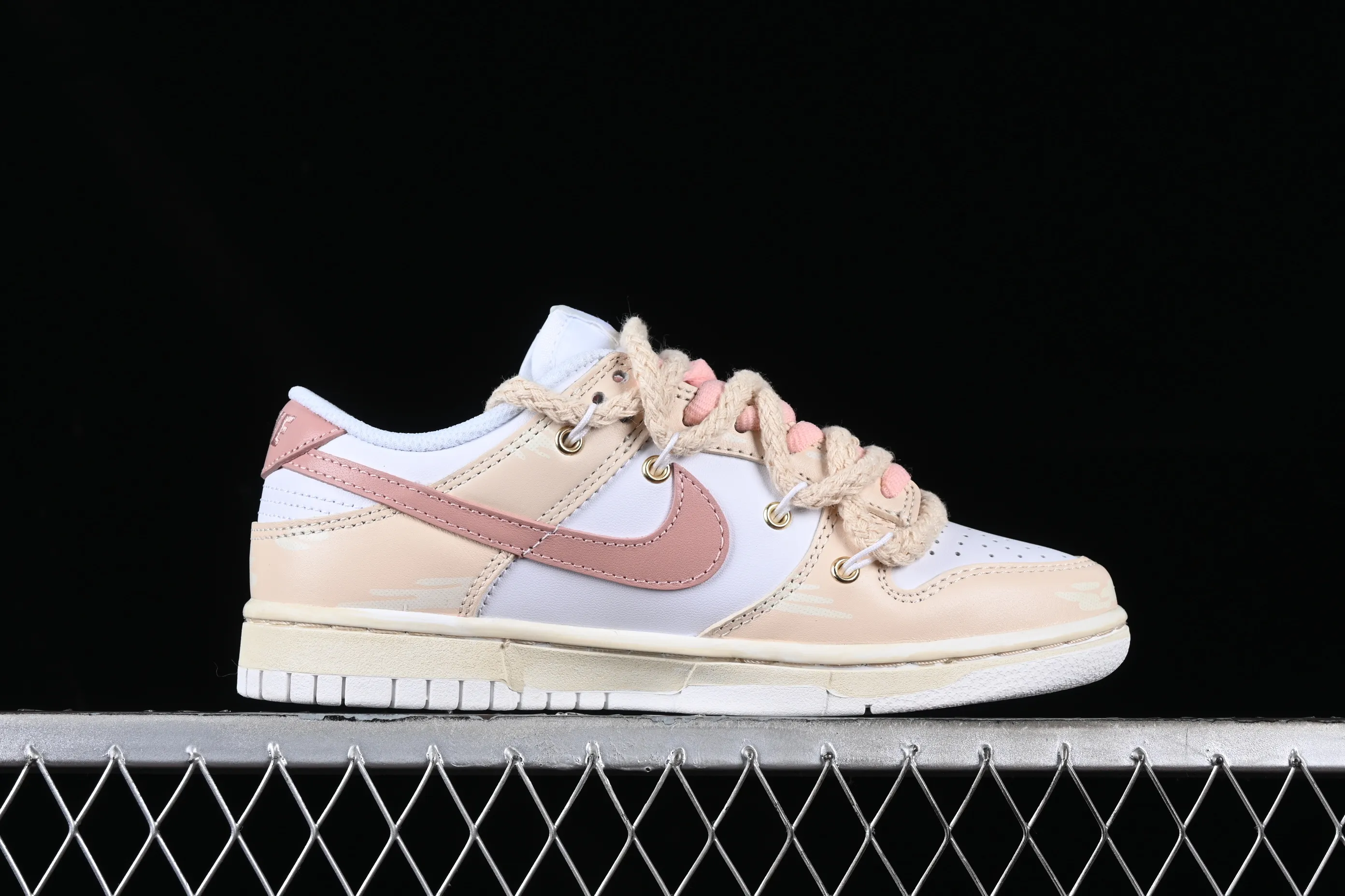All Categories Nk SB Dunk Series Nk SB Dunk Low Low-top sneakers Nk Dunk Low Retro vibe style Rose cloth patch Brown and white distressed oxidation SB strap casual sneakers DH9765-100